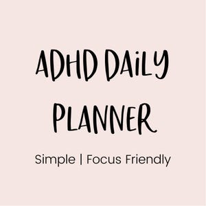 Op de afbeelding: Een lichtroze achtergrond met de woorden "ADHD Daily Planner" in zwarte cursieve letters. Daaronder staat de tekst "Simple | Focus Friendly".