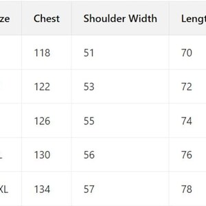 Pu&ograve; includere: Una tabella bianca mostra una tabella delle taglie di abbigliamento. Le taglie vanno dalla S alla XXL, con misure del torace da 118 a 134 cm, larghezze delle spalle da 51 a 57 cm e lunghezze da 70 a 78 cm.