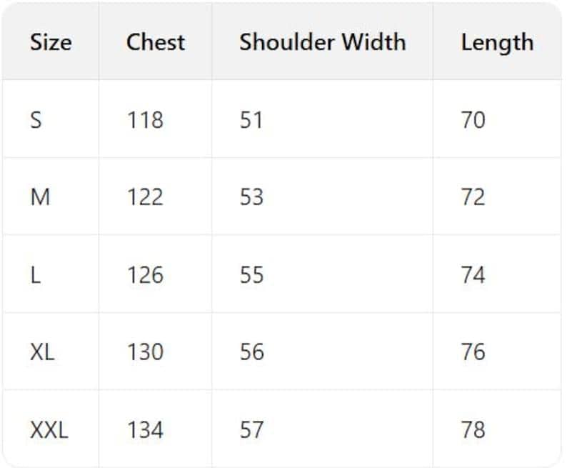 Pu&ograve; includere: Una tabella bianca mostra una tabella delle taglie di abbigliamento. Le taglie vanno dalla S alla XXL, con misure del torace da 118 a 134 cm, larghezze delle spalle da 51 a 57 cm e lunghezze da 70 a 78 cm.