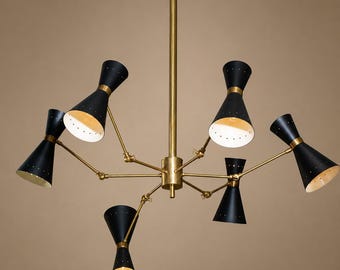 Stilnovo-Kronleuchter mit sechs Armen und Doppelkegel, Mid-Century-Modern-Stil, Sputnik-Stil, Deckenleuchte aus Messing
