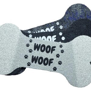 Puede incluir: Tres felpudos con forma de hueso apilados. El felpudo superior es gris claro con texto negro que dice WOOF WOOF rodeado de huellas negras. El felpudo central es negro con texto blanco que dice WOOF WOOF y huellas blancas. El felpudo inferior es azul oscuro.