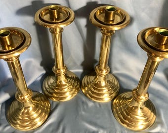 Set di 4 candelabri da altare vintage in ottone Sudbury, portacandele da chiesa in ottone massiccio da 14 pollici, modello SB141, liturgici di metà secolo