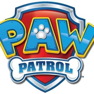 Pode incluir: O logotipo da Patrulha Pata apresenta um design de escudo azul, amarelo e vermelho. A palavra "PAW" está em letras azuis com contornos amarelos, e uma pegada branca está na letra "A". A palavra "PATROL" está em letras brancas em uma faixa em forma de osso.