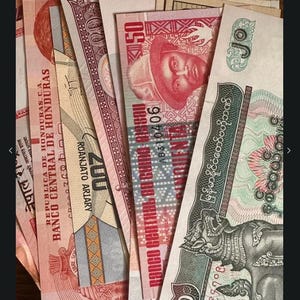 Op de afbeelding: Een verzameling internationale bankbiljetten, waaronder een biljet van 1 eenheid van de Banco Central de Honduras, een biljet van 200 Ariary, een biljet van 50 eenheden van de Banco Central do Guiné-Bissau en een biljet van 20 eenheden met een fabeldier.