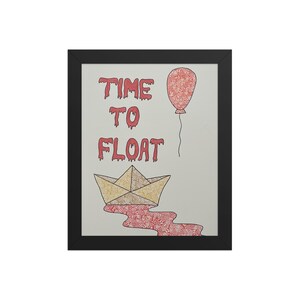 Puede incluir: Una lámina de arte mural enmarcada con el texto rojo TIME TO FLOAT en una fuente que gotea. Sobre el texto hay un globo rojo con patrones y una cuerda. Debajo, un barco de papel amarillo con patrones flota sobre agua roja con patrones.