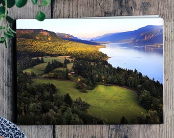 Carte de voeux du fleuve Columbia. Oregon.Washington.Cape Horn. Coucher de soleil dans les gorges du Columbia.