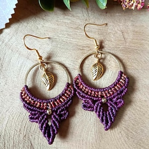 Wunderschöne personalisierbare Makramee Hängeohrringe, mit Blatt Anhänger,  gold oder silber, handgefertigt, perfekt als Geschenk