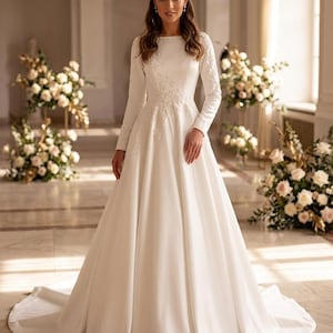 macys bridal dresses Wedding Dress 87 Kim Kardashian Celebrates size-6 Fabric:Silk with Metallic Thread Sleeves