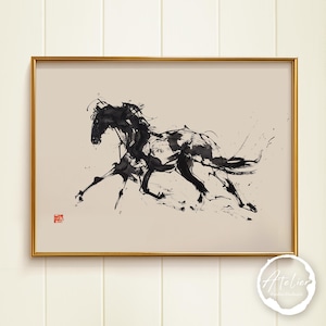 Può includere: Una stampa d'arte incorniciata raffigurante un dipinto a inchiostro nero di un cavallo al galoppo su uno sfondo beige chiaro. L'opera utilizza pennellate espressive e gestuali per ritrarre l'animale in movimento e include un piccolo sigillo rosso.