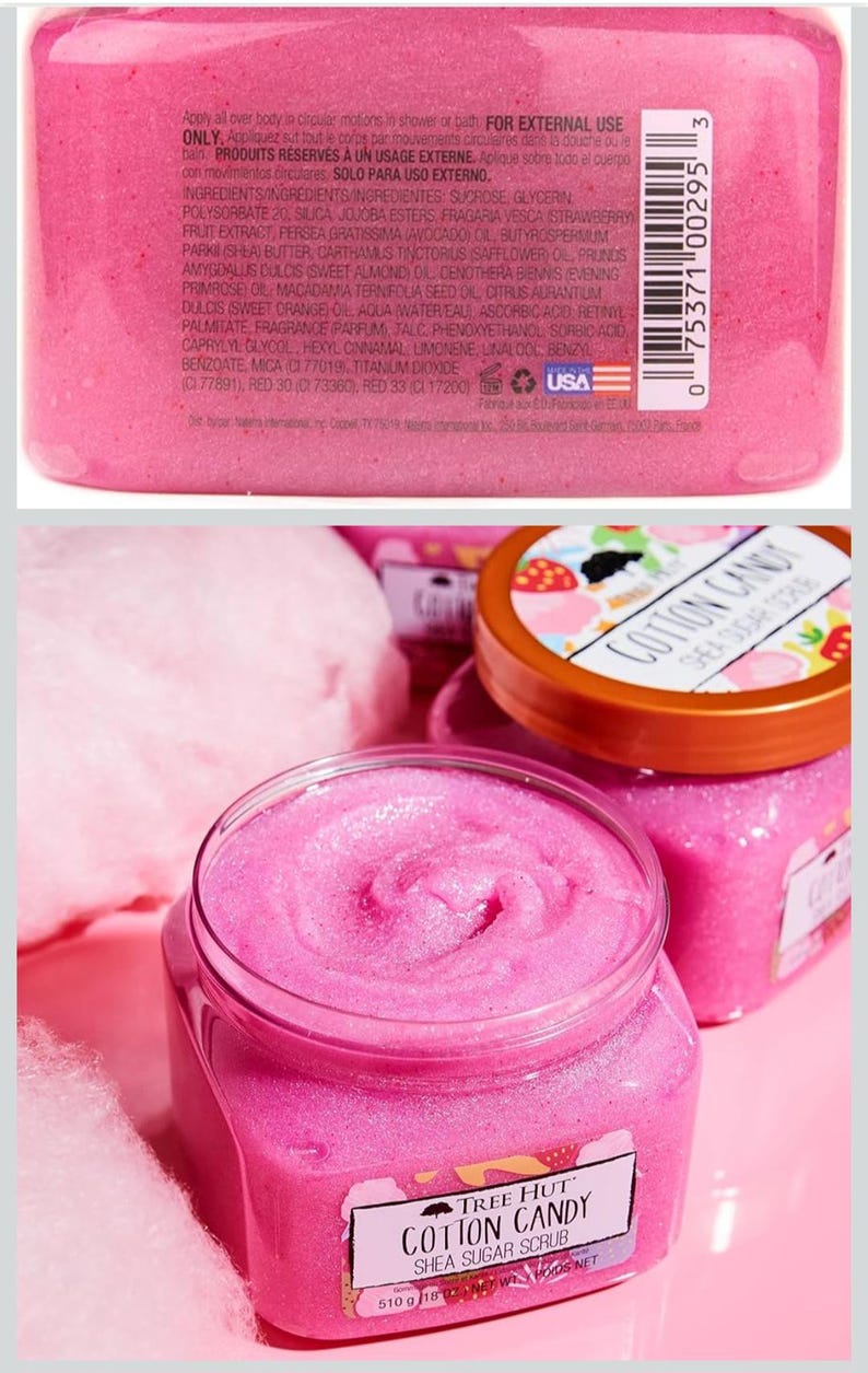 Puede incluir: Primer plano de dos tarros de exfoliante de az&uacute;car de karit&eacute; Cotton Candy de Tree Hut, de color rosa. Los tarros son transparentes con una tapa marr&oacute;n y una etiqueta que dice "Cotton Candy Shea Sugar Scrub".