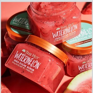 Puede incluir: Varios frascos de exfoliante de az&uacute;car de karit&eacute; Watermelon de Tree Hut. Los frascos transparentes tienen tapas naranjas y est&aacute;n llenos de un exfoliante rojo y granulado. Las etiquetas dicen "Watermelon Shea Sugar Scrub" y el peso neto es de 510 g.