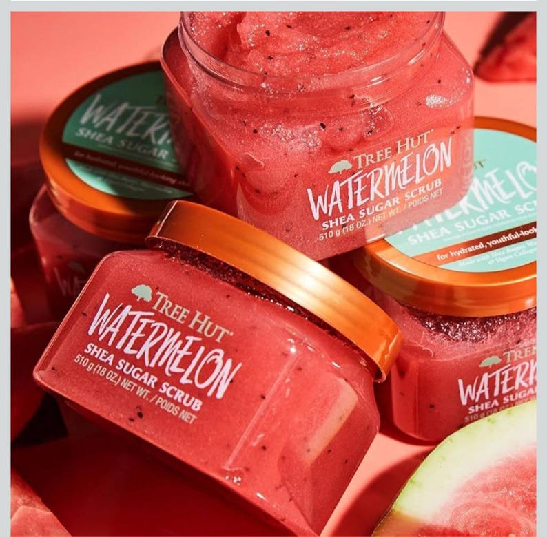 Puede incluir: Varios frascos de exfoliante de az&uacute;car de karit&eacute; Watermelon de Tree Hut. Los frascos transparentes tienen tapas naranjas y est&aacute;n llenos de un exfoliante rojo y granulado. Las etiquetas dicen "Watermelon Shea Sugar Scrub" y el peso neto es de 510 g.