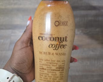 Exfoliante corporal y gel de ducha suavizante OGX con coco y café, 577 ml / 19,5 oz *Tapa rota*
