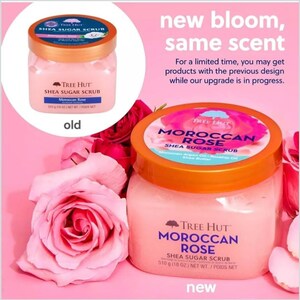Puede incluir: Comparaci&oacute;n de dos tarros de exfoliante de az&uacute;car de karit&eacute; Tree Hut Moroccan Rose. El tarro antiguo es m&aacute;s peque&ntilde;o y est&aacute; en un c&iacute;rculo, el nuevo tarro es m&aacute;s grande. Ambos son rosas con tapas doradas, y las etiquetas dicen "Moroccan Rose" y "Shea Sugar Scrub". El texto "new bloom, same scent" est&aacute; en la parte superior.