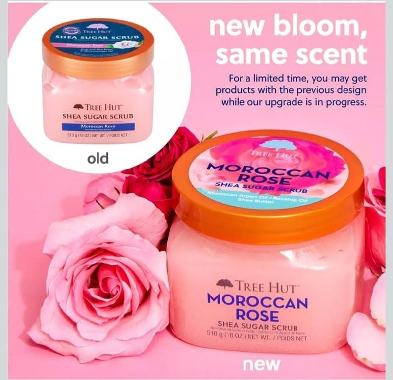 Puede incluir: Comparaci&oacute;n de dos tarros de exfoliante de az&uacute;car de karit&eacute; Tree Hut Moroccan Rose. El tarro antiguo es m&aacute;s peque&ntilde;o y est&aacute; en un c&iacute;rculo, el nuevo tarro es m&aacute;s grande. Ambos son rosas con tapas doradas, y las etiquetas dicen "Moroccan Rose" y "Shea Sugar Scrub". El texto "new bloom, same scent" est&aacute; en la parte superior.