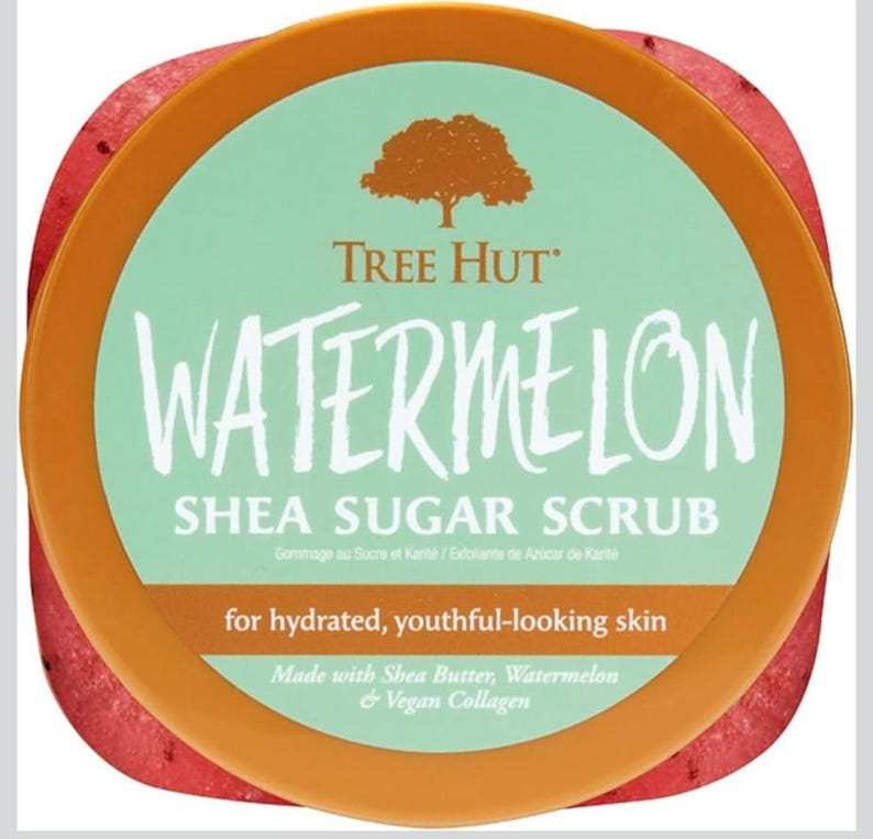 Puede incluir: Un recipiente redondo de exfoliante de az&uacute;car de karit&eacute; de sand&iacute;a Tree Hut. El recipiente tiene una base roja, un borde naranja y una etiqueta verde claro con las palabras "WATERMELON" y "SHEA SUGAR SCRUB". La etiqueta tambi&eacute;n indica "para una piel hidratada y de aspecto juvenil".