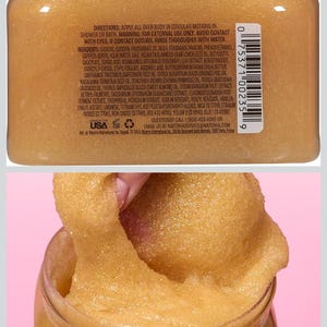 Puede incluir: Un tarro de exfoliante corporal Tree Hut con una textura dorada y brillante. El exfoliante se muestra sacado del tarro, revelando su consistencia granular. La etiqueta incluye informaci&oacute;n del producto e ingredientes.