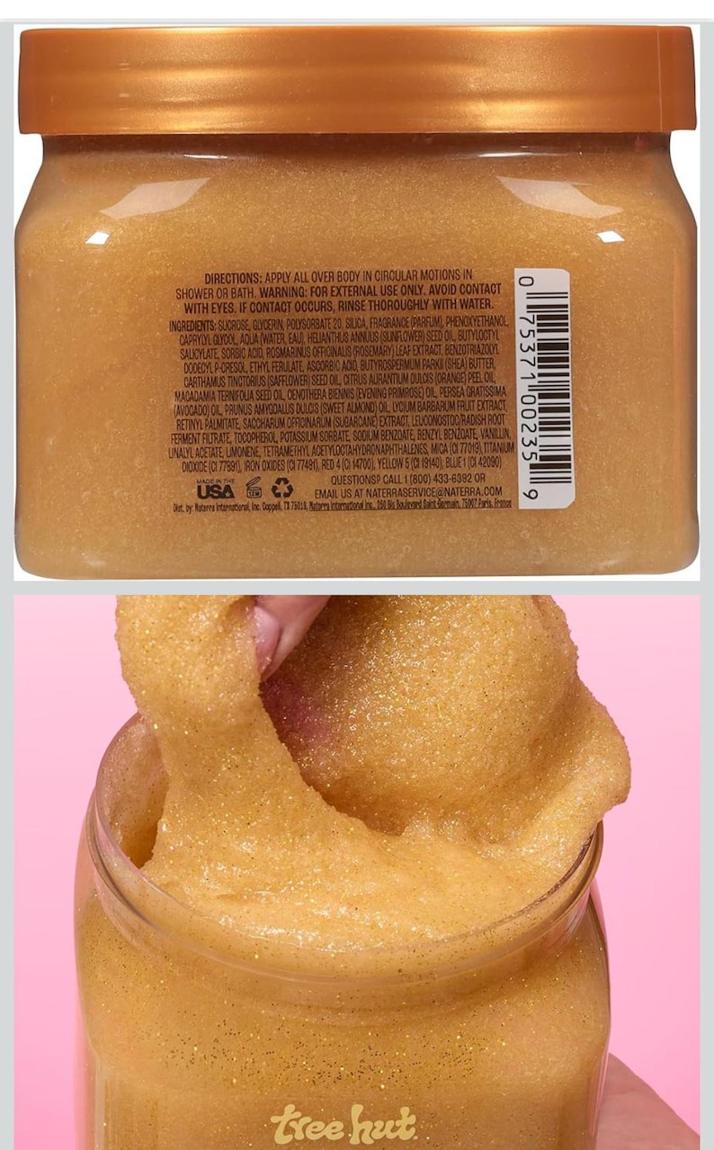 Puede incluir: Un tarro de exfoliante corporal Tree Hut con una textura dorada y brillante. El exfoliante se muestra sacado del tarro, revelando su consistencia granular. La etiqueta incluye informaci&oacute;n del producto e ingredientes.
