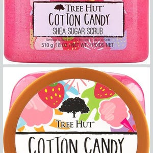 Puede incluir: Un tarro rosa de exfoliante de az&uacute;car de karit&eacute; Tree Hut Cotton Candy. El tarro tiene una tapa naranja y una etiqueta con el nombre del producto y un dise&ntilde;o de fresa y algod&oacute;n de az&uacute;car. Contiene 510g de producto.