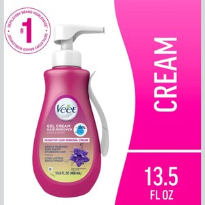 Puede incluir: Botella rosa de crema depilatoria Veet Gel con bomba blanca y aplicador curvo. La etiqueta indica que es para pieles sensibles y elimina el vello corto y rebelde. Contiene 400 ml de crema.
