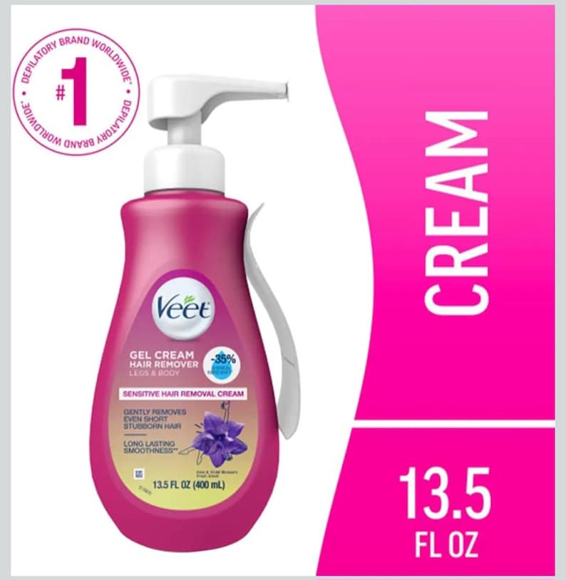 Puede incluir: Botella rosa de crema depilatoria Veet Gel con bomba blanca y aplicador curvo. La etiqueta indica que es para pieles sensibles y elimina el vello corto y rebelde. Contiene 400 ml de crema.