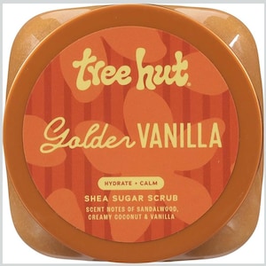 Puede incluir: Un tarro de exfoliante de az&uacute;car de karit&eacute; Tree Hut Golden Vanilla. La etiqueta es naranja y presenta el nombre de la marca y del producto en una fuente estilizada. La etiqueta tambi&eacute;n incluye las frases "Hydrate + Calm" y "Notas de aroma de s&aacute;ndalo, coco cremoso y vainilla."