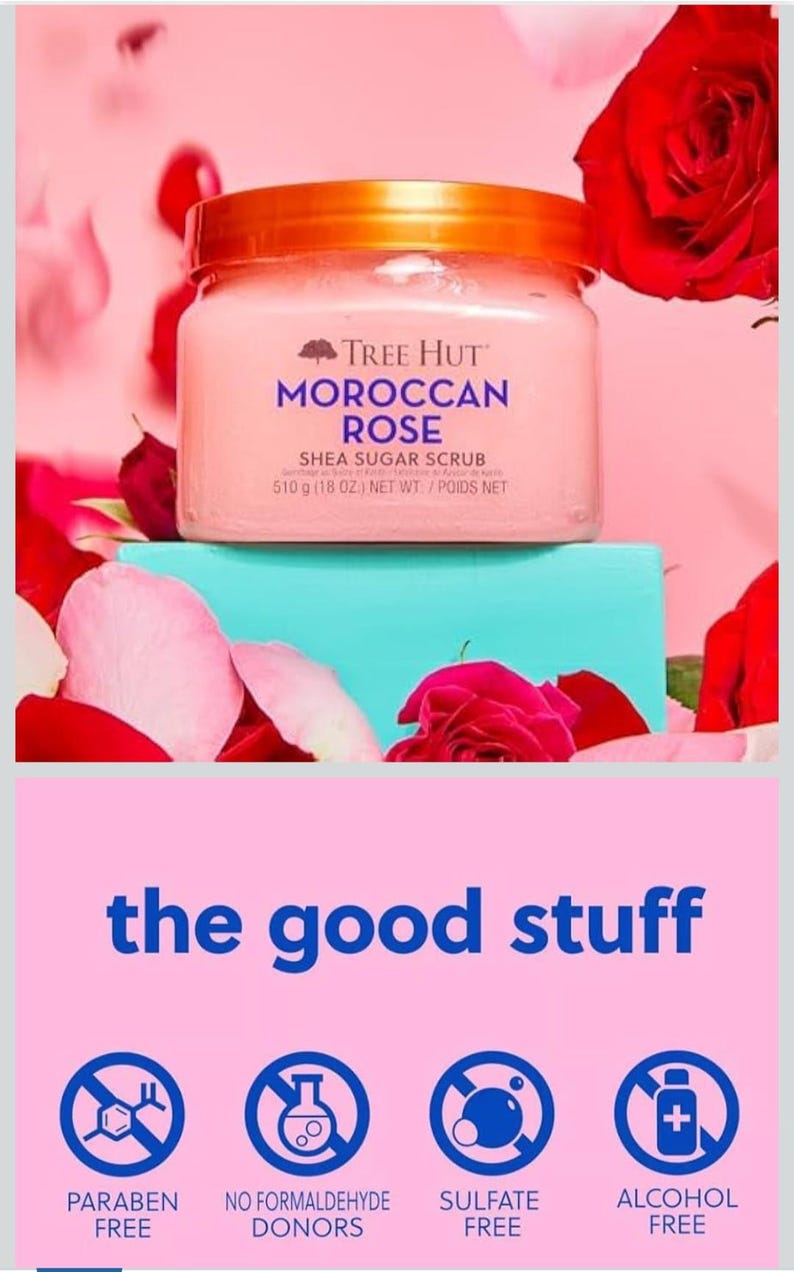 Puede incluir: Un tarro de exfoliante de az&uacute;car de karit&eacute; Tree Hut Moroccan Rose, 510 g, se encuentra sobre un bloque turquesa, rodeado de p&eacute;talos de rosa rosas y rosas rojas. El tarro tiene una tapa dorada y las palabras "the good stuff" debajo.