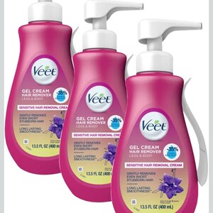 Puede incluir: Tres botellas rosas de crema en gel Veet para depilaci&oacute;n, con dispensadores de bomba blancos. Cada botella tiene el logotipo de Veet e informaci&oacute;n del producto, incluyendo "Crema depilatoria pieles sensibles" y "13.5 FL OZ (400 ml)".