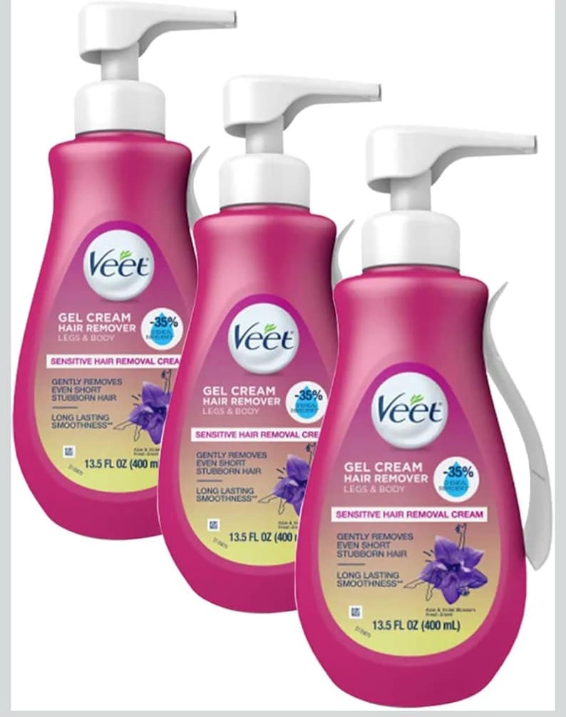 Puede incluir: Tres botellas rosas de crema en gel Veet para depilaci&oacute;n, con dispensadores de bomba blancos. Cada botella tiene el logotipo de Veet e informaci&oacute;n del producto, incluyendo "Crema depilatoria pieles sensibles" y "13.5 FL OZ (400 ml)".