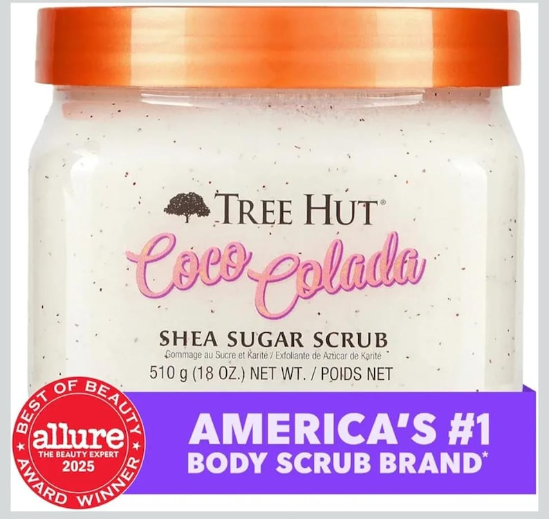 Puede incluir: Un tarro de exfoliante de az&uacute;car de karit&eacute; Tree Hut Coco Colada. El exfoliante blanco est&aacute; en un tarro transparente con tapa naranja. La etiqueta presenta las palabras "Coco Colada" en rosa y "America's #1 Body Scrub Brand".