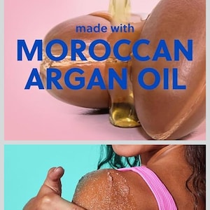 Puede incluir: Imagen que presenta aceite de arg&aacute;n marroqu&iacute;. La parte superior muestra aceite verti&eacute;ndose sobre dos objetos marrones, con el texto "made with MOROCCAN ARGAN OIL". La parte inferior muestra a una persona aplic&aacute;ndose un exfoliante en el hombro.