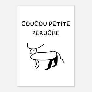 Puede incluir: Una impresión rectangular blanca con el texto negro COUCOU PETITE PERUCHE en una fuente sans-serif simple. Debajo del texto hay un dibujo lineal negro de un animal de cuatro patas con una cola larga y cuernos, en un estilo minimalista.