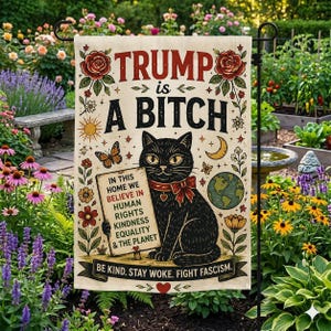 Könnte beinhalten: Eine rechteckige Gartenflagge mit einer schwarzen Katze, die ein Schild mit der Aufschrift IN THIS HOME WE BELIEVE IN HUMAN RIGHTS KINDNESS EQUALITY & THE PLANET hält. Der Text lautet zudem TRUMP IS A BITCH sowie BE KIND. STAY WOKE. FIGHT FASCISM.