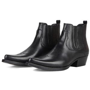 Könnte beinhalten: Ein Paar schwarze Lederstiefeletten mit spitzer Zehenpartie, Blockabsatz und elastischen Seiteneinsätzen. Die Stiefel verfügen über dekorative Ziernähte auf dem Vorderblatt und eine Zuglasche am hinteren Schaftrand für ein schlichtes Design.