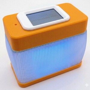 Puede incluir: Un Pill Buddie Mini naranja y blanco con una peque&ntilde;a pantalla que muestra texto. El dispositivo tiene forma rectangular con una luz azul brillante que emana de la mitad inferior. El texto "Pill Buddie Mini" es visible en la pantalla.