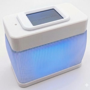 Puede incluir: Un dispositivo blanco y rectangular con una peque&ntilde;a pantalla que muestra texto, etiquetado como "Pill Buddie Mini". La parte inferior del dispositivo es transl&uacute;cida con ranuras verticales, iluminada por una suave luz azul. Dise&ntilde;o moderno y minimalista.
