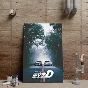 Può includere: Un poster con due auto sportive che corrono su una strada alberata. Il poster presenta testo giapponese e un logo "D" stilizzato. Le auto sono nere e bianche e la strada è al centro dell'immagine.