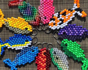 Charm de pez Kandi con cuentas de pony cosidas a ladrillo