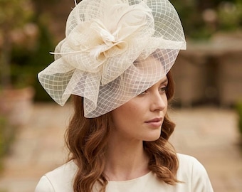 Sombrero tocado color marfil con plumas, tocado nupcial, tocado para bodas, sombrero para fiesta de té, Royal Ascot, madre de la novia, sombrero color crema