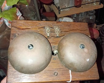 Antieke hoge kwaliteit houten eikenhouten dubbele bel uit de jaren 1920 met telegraaftreinbel gegraveerd 127 Fw condensator van Western Electric.