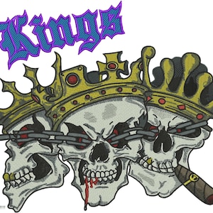 Pode incluir: Design bordado com três caveiras usando coroas de ouro e ligadas por uma corrente. Uma caveira tem um charuto na boca. A palavra "Kings" é exibida acima das caveiras em roxo e azul.