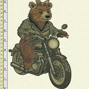 Puede incluir: Imagen bordada de un oso pardo montando en motocicleta. El oso lleva una chaqueta verde y un pañuelo. La motocicleta tiene un faro redondo y un acabado verde oscuro. El fondo es de color beige claro.