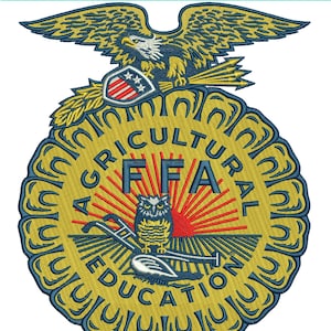 Puede incluir: Un emblema FFA bordado que presenta un búho central, un arado y un sol naciente, rodeado por el texto AGRICULTURAL EDUCATION. El diseño incluye un águila calva en la parte superior con un escudo. Tamaños 10,00x8,00, 9,00x7,20 y 8,70x7,00 cm.