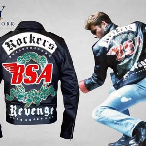 Puede incluir: Chaqueta de cuero negra con diseño "Rockers BSA Revenge" en la espalda. La chaqueta presenta detalles rojos y verdes, un parche blanco y un estilo motero clásico. La imagen también muestra a una persona usando la chaqueta.