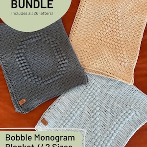 Op de afbeelding: Drie gehaakte bobbel monogram dekens in grijs, beige en lichtblauw. De dekens tonen respectievelijk de letters "O", "A" en "A". De afbeelding bevat de tekst "A to Z Bundle" en "Bobble Monogram Blanket // 2 Sizes".