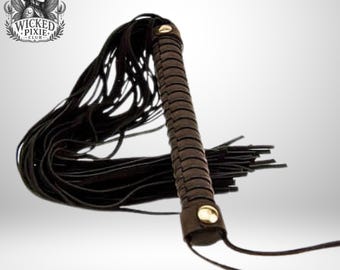 Echtleder-Peitsche – Weiche Wildleder-Fallen, 23 cm langer Griff mit Handgelenkschlaufe für Schlag- und sensorisches Spiel