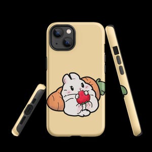 Può includere: Custodia per telefono giallo chiaro con un'illustrazione a cartoni animati di un coniglietto bianco che tiene in mano una fragola rossa. Il coniglietto è circondato da elementi arancioni e verdi. La custodia è mostrata da più angolazioni, con dettagli neri.