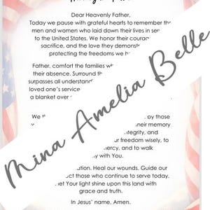 Könnte beinhalten: Eine gedruckte Karte mit dem Text "Honoring the Fallen" und einem Gebet. Der Hintergrund zeigt die amerikanische Flagge. Die Karte ist mit einer kursiven Unterschrift "Mina Amelia Belle" verziert.