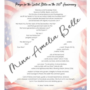 Peut inclure: Une prière imprimée pour le 250e anniversaire des États-Unis, avec du texte en écriture manuscrite et un motif patriotique avec des drapeaux américains. Le texte est une prière à Dieu, avec le nom "Mina Amelia Belle" en cursive.