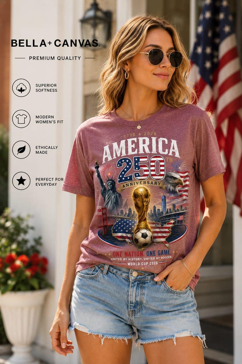 K&ouml;nnte beinhalten: Ein kurz&auml;rmeliges T-Shirt in meliertem Kastanienbraun mit einem Grafikdruck, der den Text AMERICA 250TH ANNIVERSARY, eine goldene Troph&auml;e, einen Fu&szlig;ball, die Freiheitsstatue, einen Wei&szlig;kopfseeadler und eine Karte der USA zeigt.
